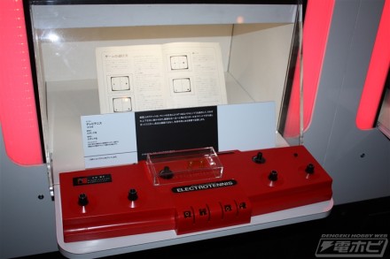 ▲日本初のテレビゲーム「テレビテニス」。なんと遡ること約40年、1975年の登場です。テレビに向かって直接電波を飛ばして画面表示するスグレモノ。