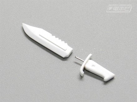 ▲左肩のダガーナイフは、プラ角棒を削り込んで新造。刃と鞘の交換は0.5ミリピアノ線で行う。