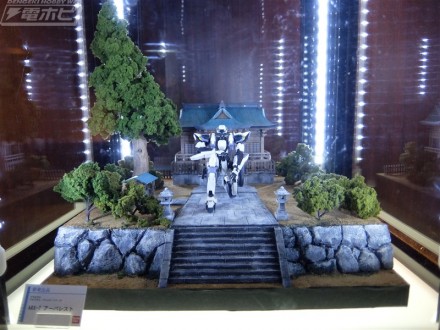 ▲角川シネマ新宿に展示される神社前のジオラマです。