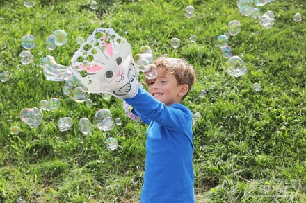 Glove-A-Bubbles_03_playimage_boy