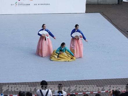 ▲韓国留学生による舞踊。韓国はこのほか、太鼓によるパフォーマンスも披露しました。