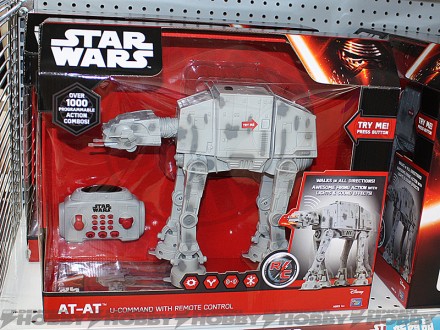 Thinkway Toysの「スター・ウォーズU-コマンドAT-AT」は19,438円（税込）。リモコンでコントロールできるAT-ATで、アクションの組み合わせは1000以上が可能です。