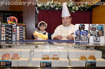 ▲おみやげにぴったりのアイスラッガークッキーと八つ裂き光輪クッキー（税込各1,500円／全期間）も発売中。こちらにも特典コースターが付属します。