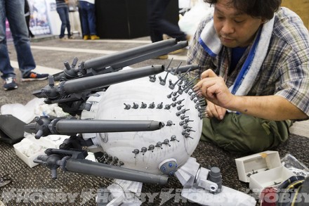 ▲機銃パーツを取り付ける岩田氏。岩田氏は基地のストラクチャー類やほとんどのパーツの塗装を担当しました。