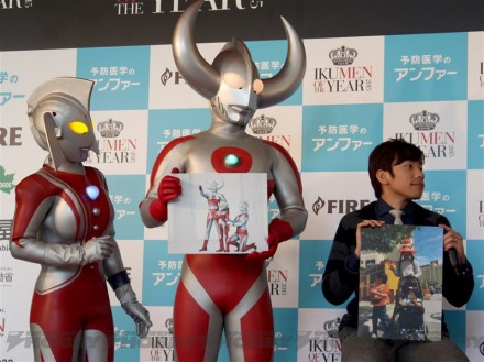 ▲続いて、皆さん家族との写真を披露してくださいました。ウルトラの父は幼い頃のウルトラマンタロウの写真を。山本モナさんが「お子さんが多くてたいへんですね」と質問すると、おちまさとさんが「子供はタロウだけなんですよ」と話す一幕も。