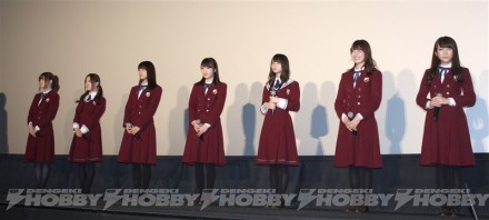 ▲壇上で挨拶をする乃木坂46の皆さん。左から、松村沙友理さん、星野みなみさん、深川麻衣さん、高山一実さん、齋藤飛鳥さん、衛藤美彩さん、秋元真夏さん。