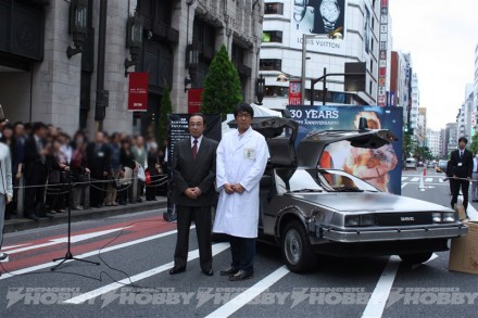 ▲走行前に挨拶をした日本環境設計の岩元美智彦氏（写真右）と、新宿大通商店街振興組合の竹之内勉氏（写真左）。