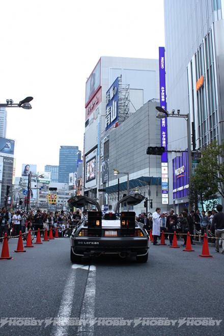 ▲アルタの手前で停車するデロリアン。新宿の街にデロリアンがやってきたんだと、実感できます。