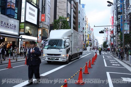 ▲そこに1台の大型トラックが。ドクを狙うテロリストのバン……ではありません。デロリアンが移動するためのトラックです。