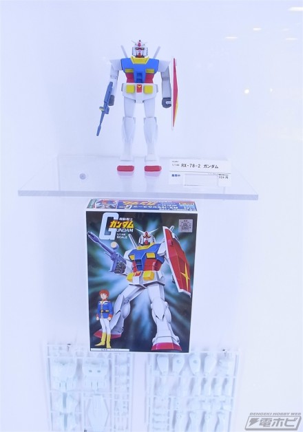 ▲最初のガンプラ「1/144 RX-78-2 ガンダム」も展示されています。