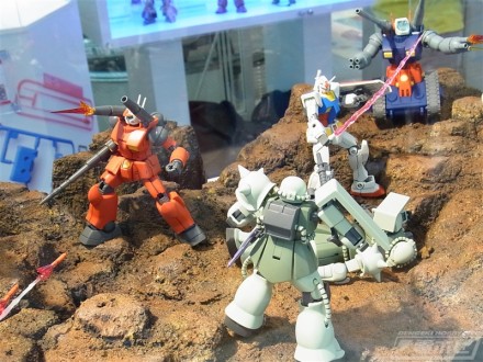 ▲『機動戦士ガンダム』からは、ザクとの乱戦ジオラマが展示。