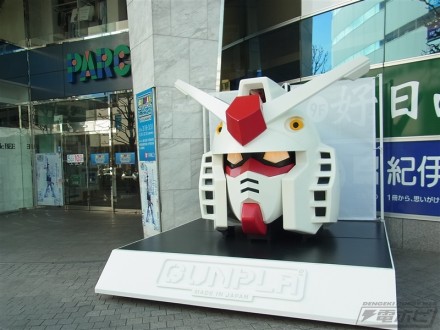 ▲宇都宮PARCOの1階に展示してあるガンプラ「1/1ガンダム」ヘッド。頭部アンテナ先端の安全対策部分まで再現されているのがいいですね！