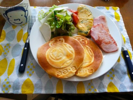 ▲ただでさえ美味しそうなパンケーキが、SWキャラが焼き込まれることによって無限のパワー！ もう朝食は一生コレにしようと思います。