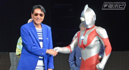 ▲古谷さんはウルトラマンにエスコートされて登場！　固い握手をかわしました。