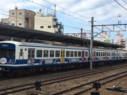 ▲沼津へ向かう途中、三島駅で伊豆箱根鉄道のサンシャイン!!ラッピング電車を発見！　なんとこちら、バンダイホビー事業部から「Bトレイン」で商品化が決定しているとのことです。