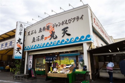 ▲堕天使の宝珠＆深海魚バーガーを食べたばかりなのに、空腹マックスの我々は沼津港で昼食をとることに。やってきたのは地元の方オススメの「魚河岸 丸天」さん。