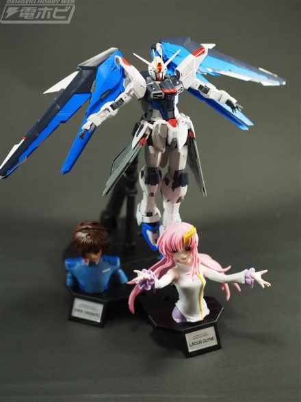 ▲ドラマティックコンビネーション MG フリーダムガンダム VER.2.0＆キラ・ヤマトにフィギュアライズバスト ラクス・クラインを組み合わせるとこのようになります。