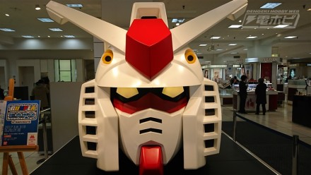 ▲会場では、巨大なガンダムのフェイスがお出迎え。