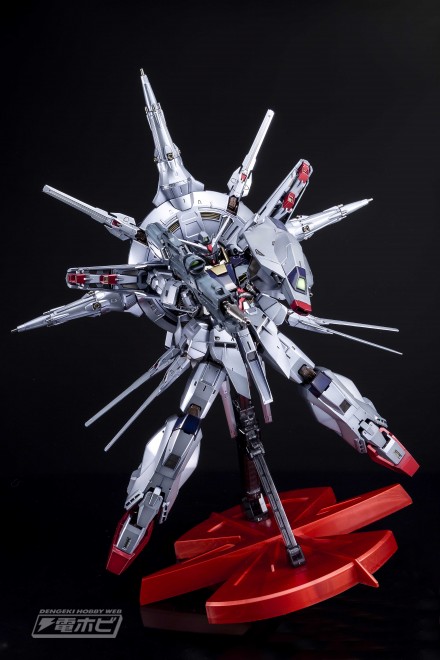 ▲写真には、スペシャルセットである「MG 1/100 プロヴィデンスガンダム G.U.N.D.A.M. プレミアムエディション」に付属する専用ディスプレイベースを使用しています。