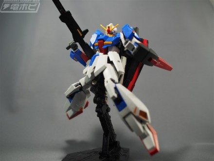 ▲可動範囲の広さも新HGUC ゼータガンダムのウリのひとつです。ポーズをガシガシ決めちゃいましょう！