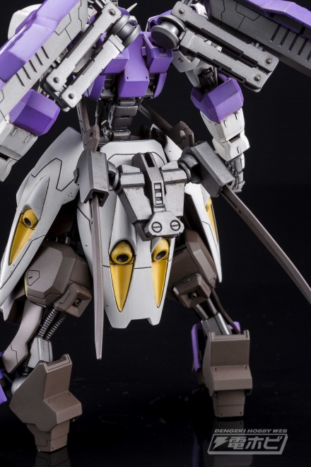 ▲刀の接続には「HG 1/144 ガンダムバエル」のソードラックを流用。