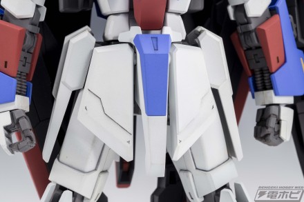 ▲腰フロントアーマーにプラ板を貼り足してサイドアーマーとの隙間を小さくしています。さらにプラ板でディテールをプラス。