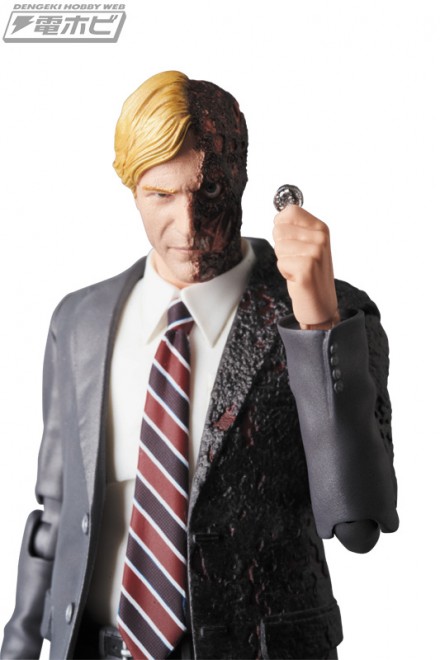 mafex_harveydent_2