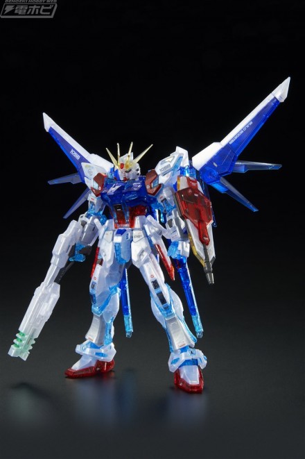 ▲プレミアムバンダイ先行販売の「RG 1/144 ビルドストライクガンダム フルパッケージ（RGシステムイメージカラー）」。税込み価格は2,700円。