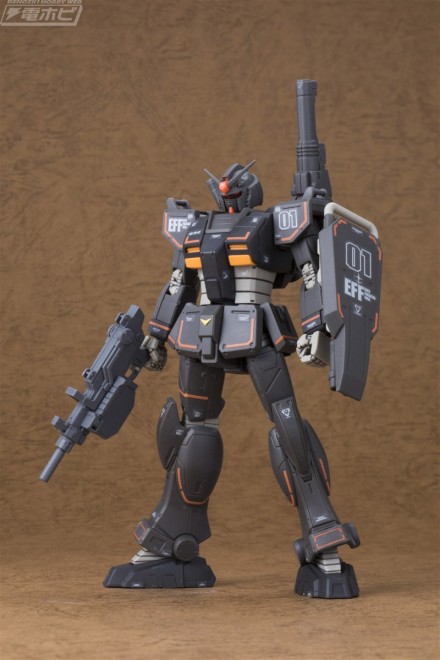 ▲完成したHG 1/144 局地型ガンダム(北米戦仕様)にマーキングシールを貼り、成形色フィニッシュで仕上げてみました。