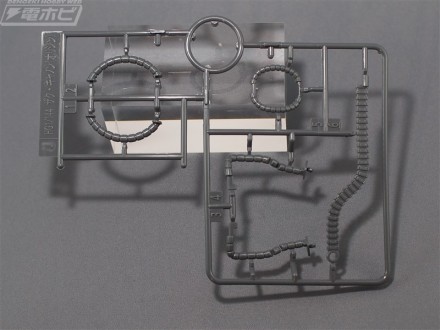 ▲動力パイプ部分などのJランナー。柔らかい樹脂でできており、ガトリング・ガンの弾帯も見えます。