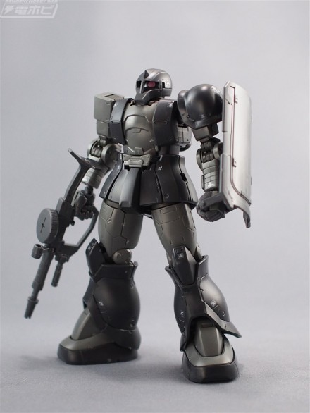 ▲マーキングシールを貼りつけ、HG 1/144 ザクⅠ(キシリア部隊機)が完成しました。