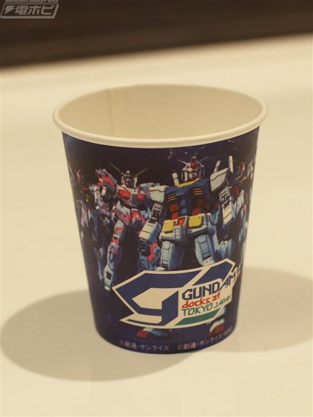 ▲なんと、フードコートのコップはGUNDAM docks仕様に！