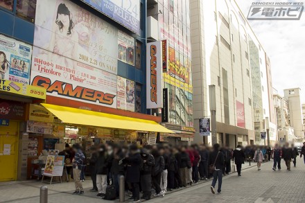 ▲10時前のゲーマーズの様子。列は秋葉原駅前まで伸びており、集まった人数は200～300人程。