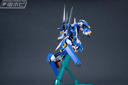 ▲「オレがモレノと、ガンダムで飛ぶ！」 ガンダムキュリオス以上の機動力を発揮するというアヴァランチエクシアダッシュ。その行く手を遮る者はまさに「雪崩（アヴァランチ）」に飲み込まれるがごとく殲滅あるのみ！