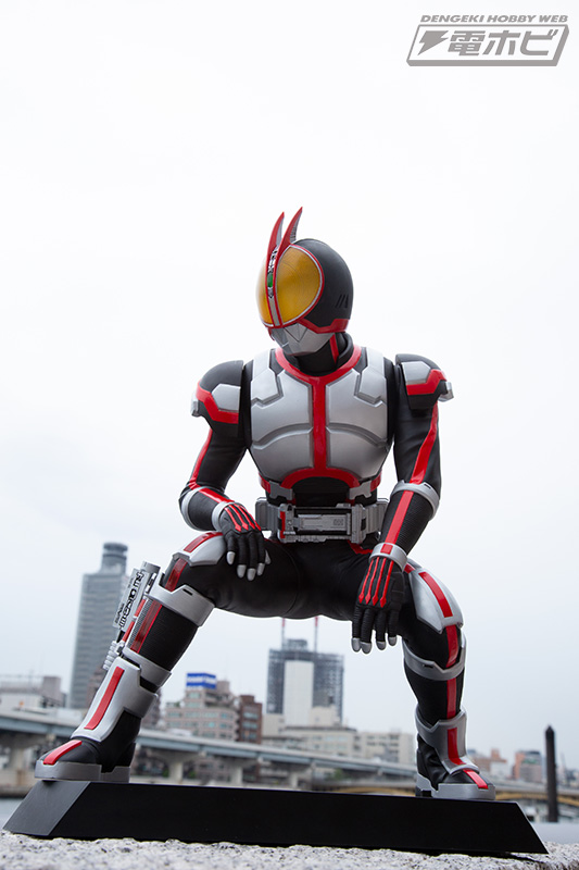 ファイズの特徴でもあるLED発光ギミックも搭載！『仮面ライダー555』仮面ライダーファイズの「Ultimate Article」フィギュアが再販！ |  電撃ホビーウェブ