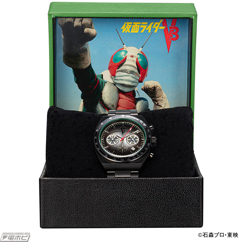 仮面ライダーV3』生誕50周年を記念して「ダブルタイフーン」モチーフの腕時計が登場！裏蓋には専用マシン「ハリケーン」に跨る仮面ライダーV3の勇姿が！  | 電撃ホビーウェブ