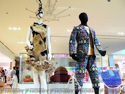 左が「an/eddy 選れキングドレス」で、734,400円（税込）。右が「ダニエラ ウルトラマン刺繍セットアップ」（ジャケットが税込345,600円、パンツが税込270,000円）です。