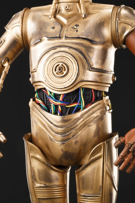 ▲C-3POの腹部コードはエピソードごとにパターンが変化する。作例も映画のスチールを参考に〈フォースの覚醒〉のパターンを再現した。