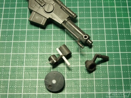▲ランゲ・ブルーノ砲・改は、レドームセンサーとパイプ類のディテールアップのために、パーツ構成を変更。レドームはザク・マシンガンのマガジンを加工したものを使用。
