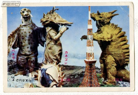 ▲放送前の1965年11月上旬、東京美術センターに設けられた『ウルトラQ』第16話「ガラモンの逆襲」のセット内で行われた、記者発表会時の写真。記者発表会にはペギラ、パゴス、カネゴン、ゴーガが登場。他にもガラモン、監修の円谷英二氏やメインキャスト３名も参加した。