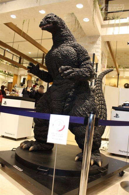 ▲バンダイの「Human Size ゴジラ（1991 北海道 Ver.）も展示。全高約192cmだけあって、デカい！
