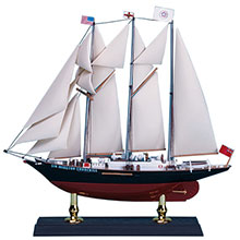 英国の近代帆船「サー・ウインストン・チャーチル」がアオシマの 