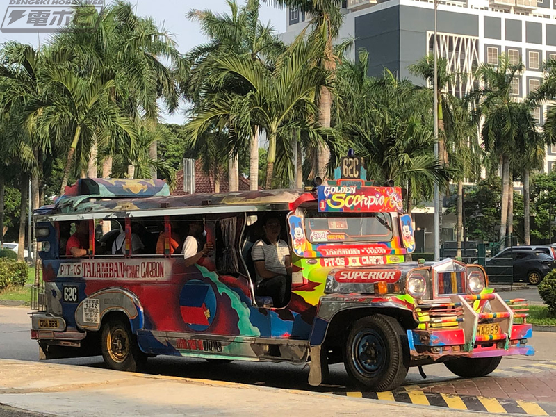ポップでゴージャスなフィリピンの乗り合いバス「ジプニー」をモチーフ